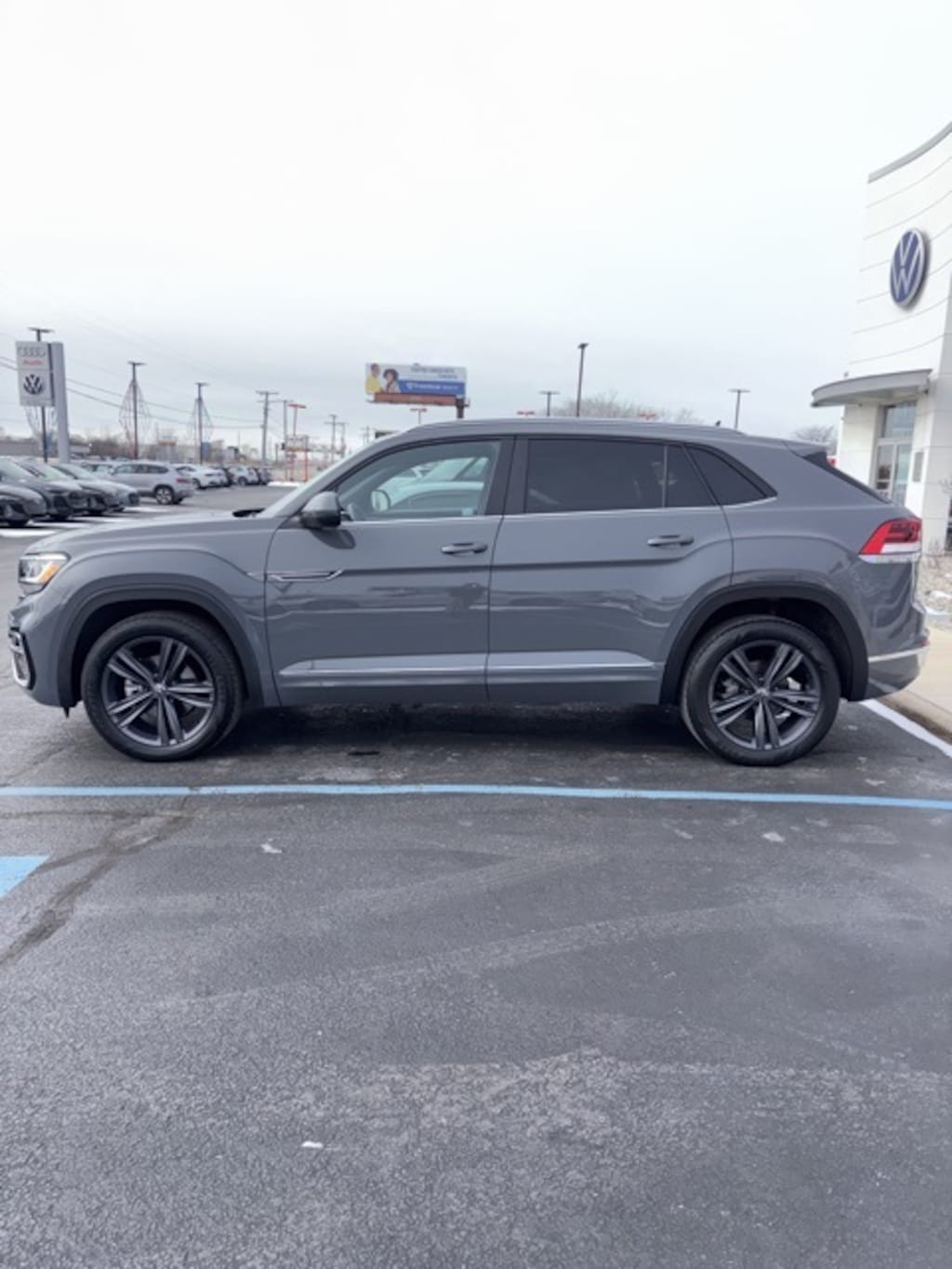 Used 2021 Volkswagen Atlas Cross Sport 3.6L V6 SE w/Technology R-Line SUV