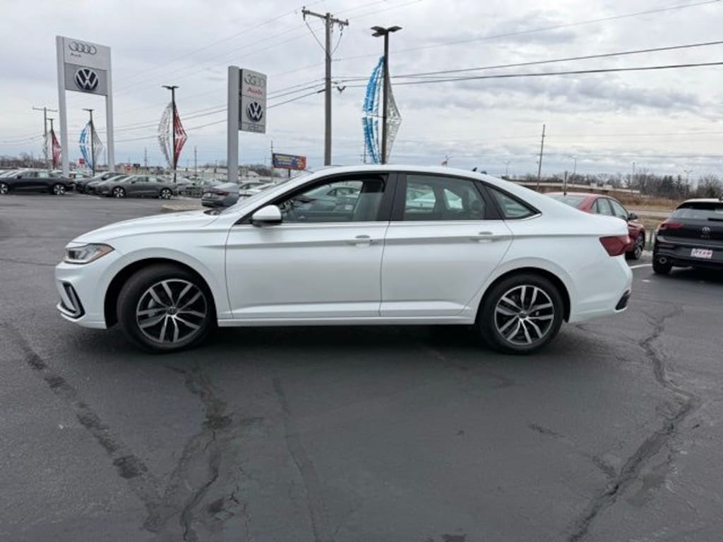 Used 2025 Volkswagen Jetta 1.5T SE Sedan