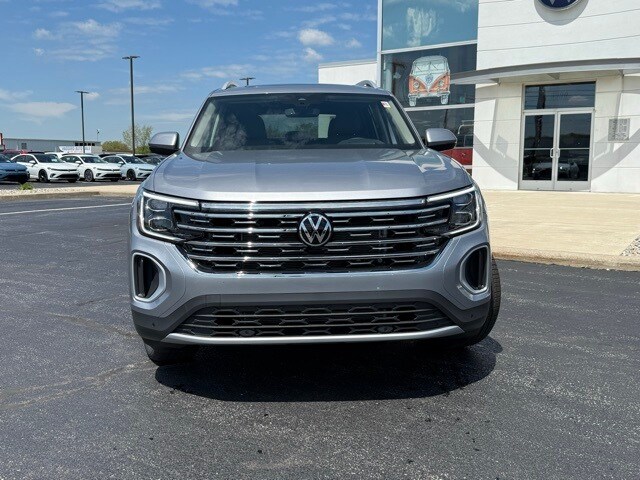 2025 Volkswagen Atlas SEL photo 2
