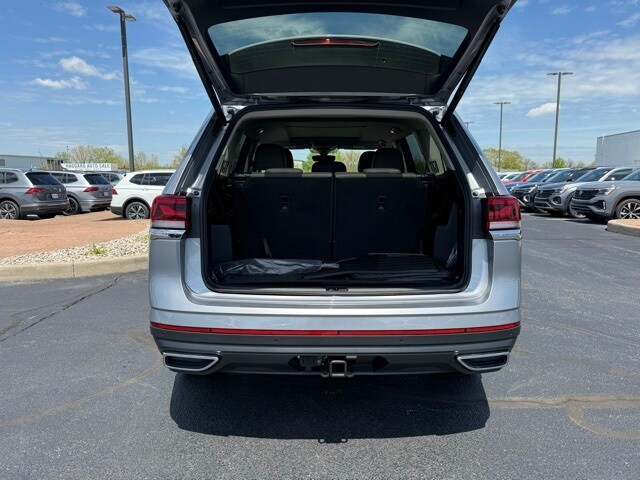 2025 Volkswagen Atlas SEL photo 3