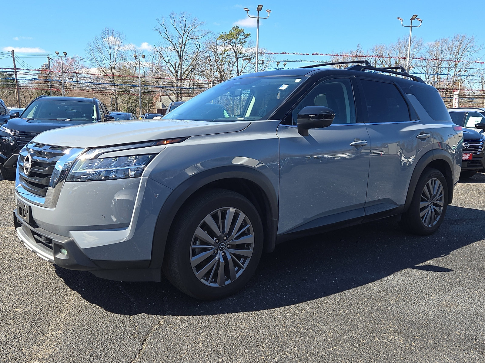 2023 Nissan Pathfinder SL photo 2
