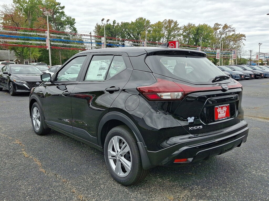 New 2025 Nissan Kicks Play S SUV