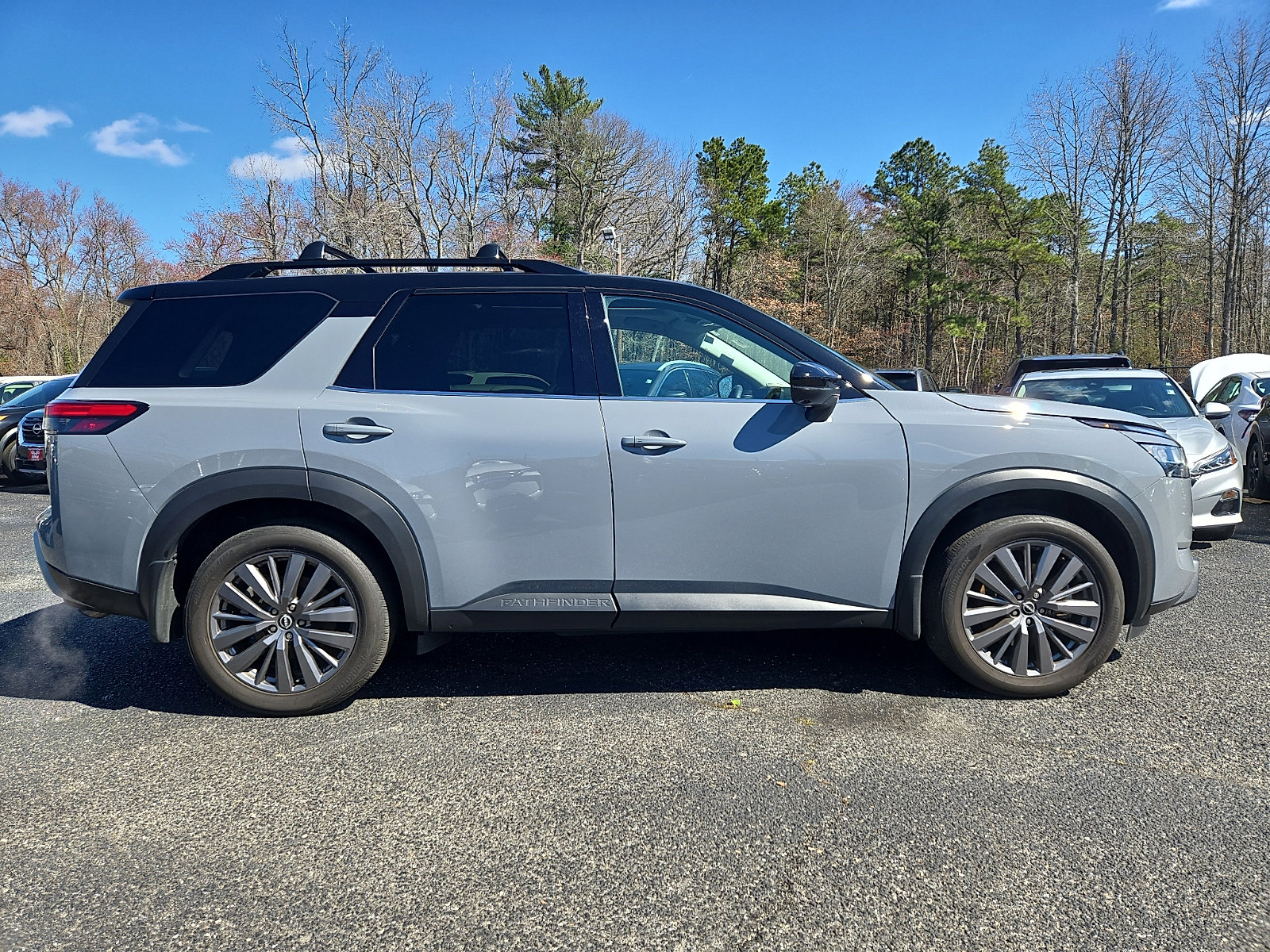 2023 Nissan Pathfinder SL photo 6