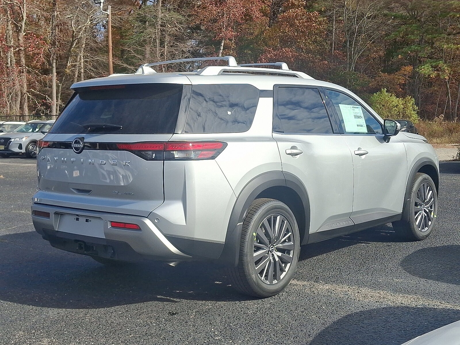 2025 Nissan Pathfinder SL photo 3