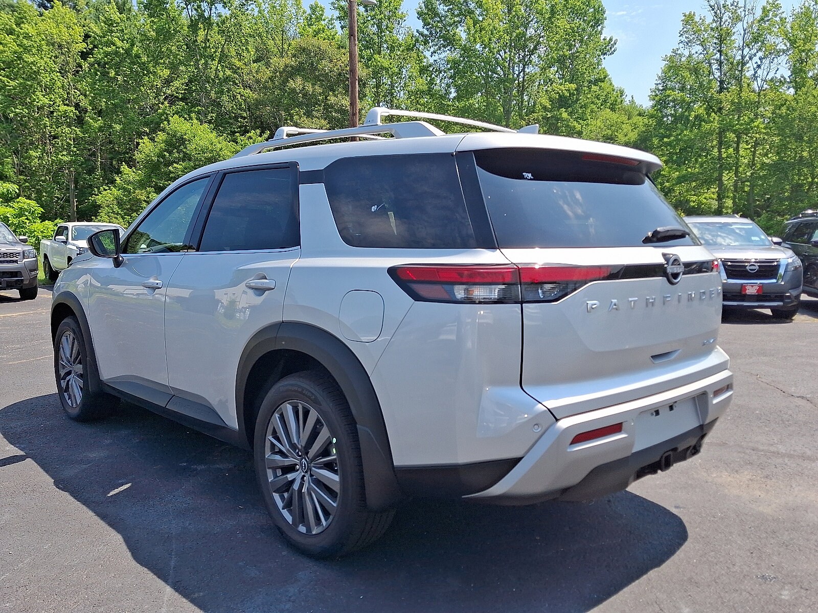 2025 Nissan Pathfinder SL photo 2