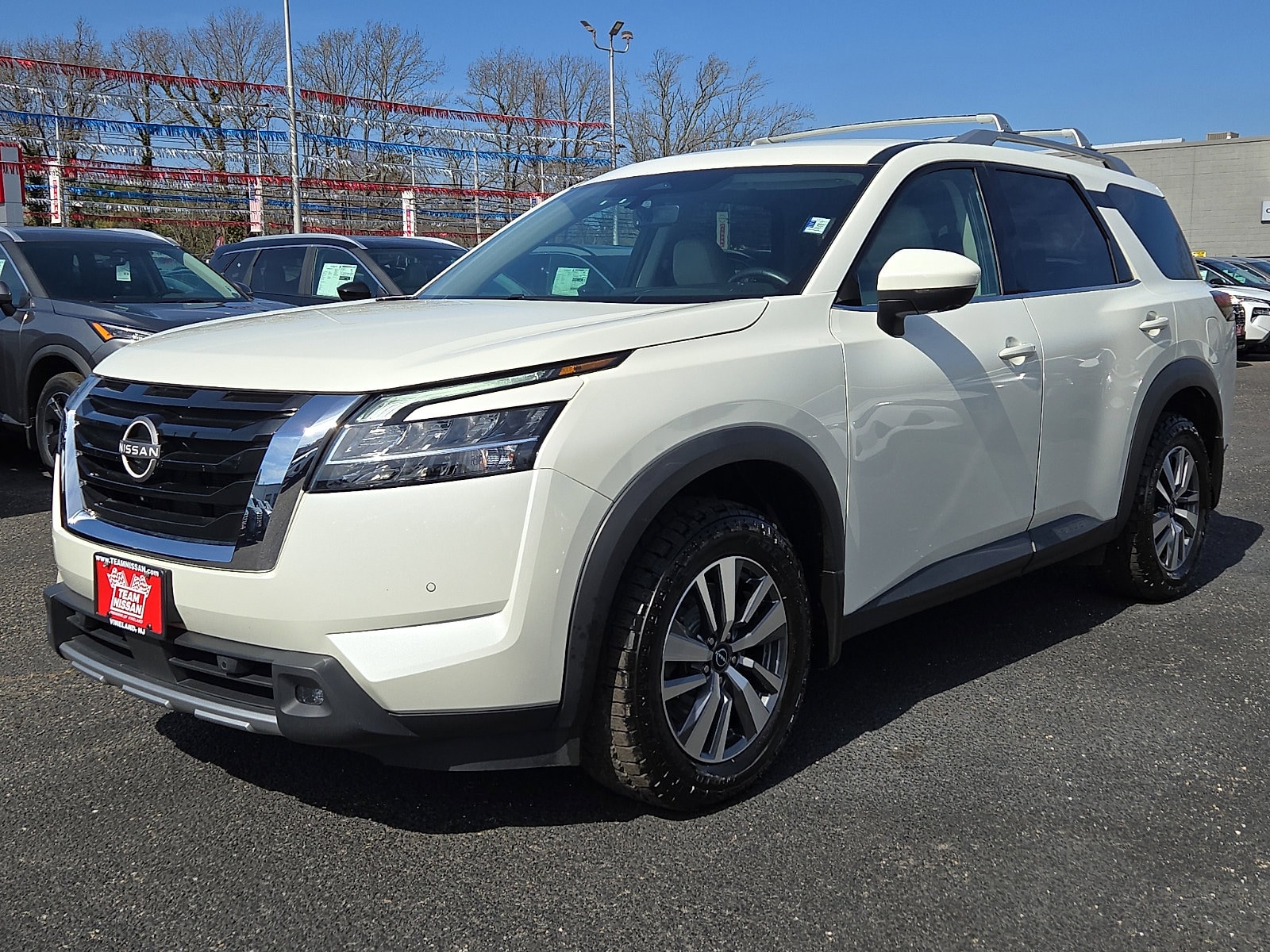 2023 Nissan Pathfinder SL photo 2