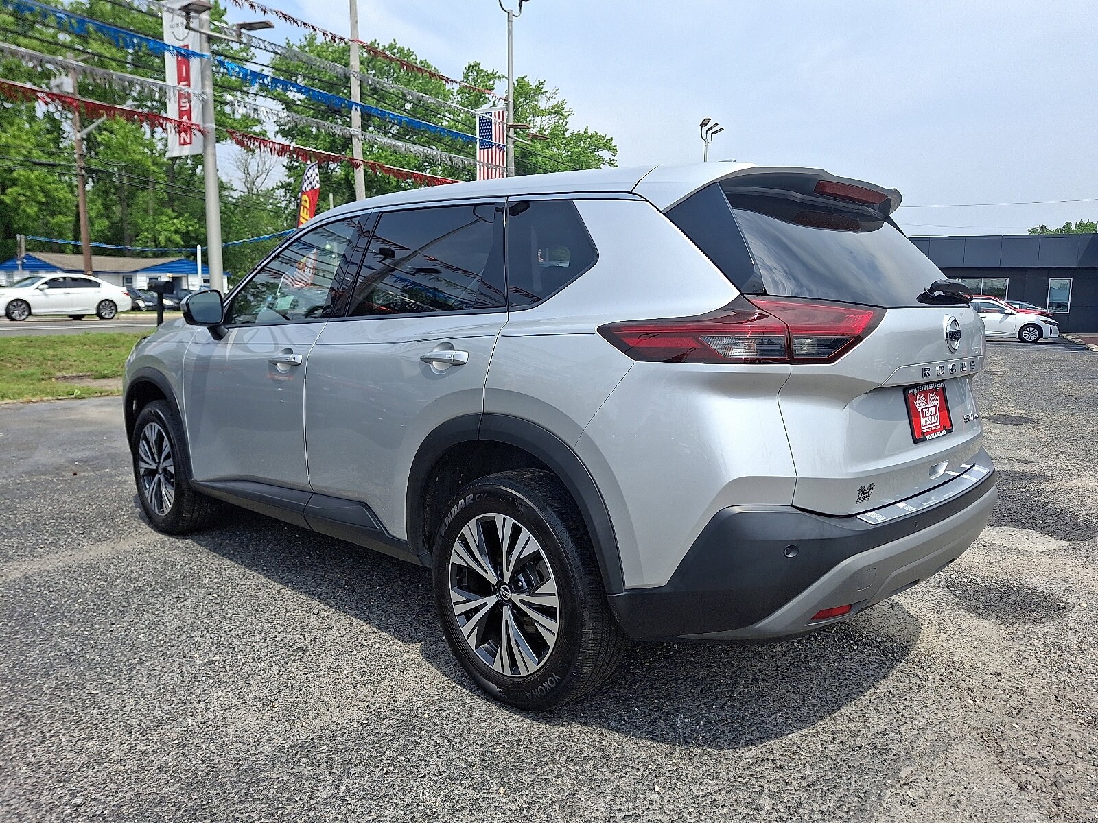 2021 Nissan Rogue SV photo 2