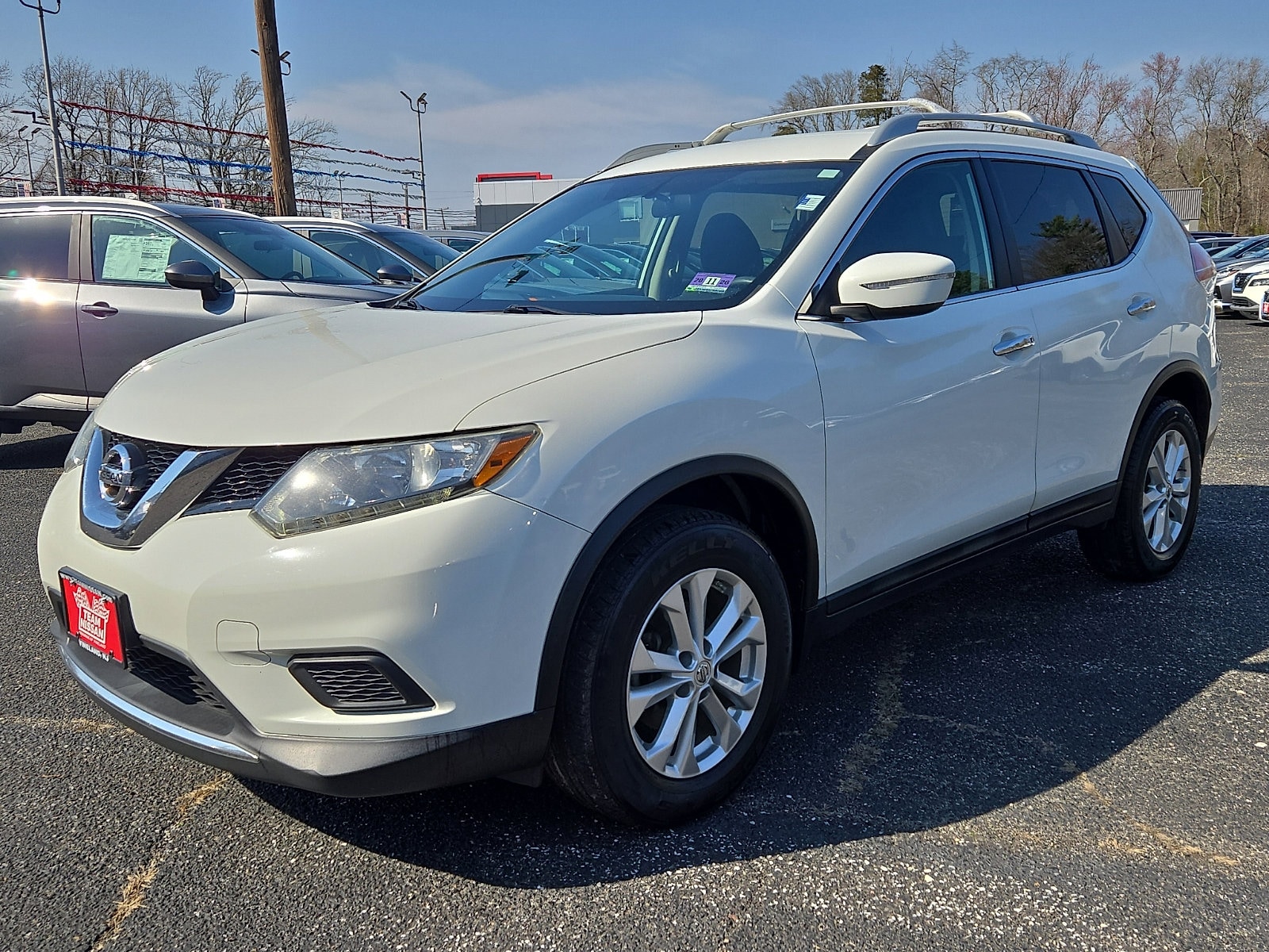 2015 Nissan Rogue SV photo 2