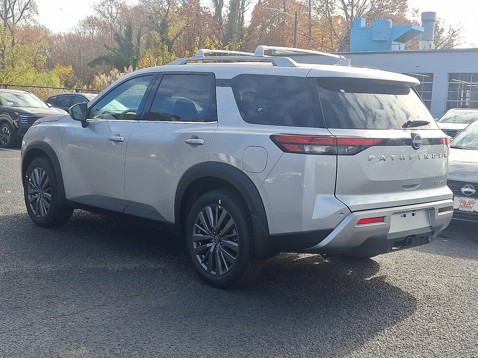 2025 Nissan Pathfinder SL photo 2