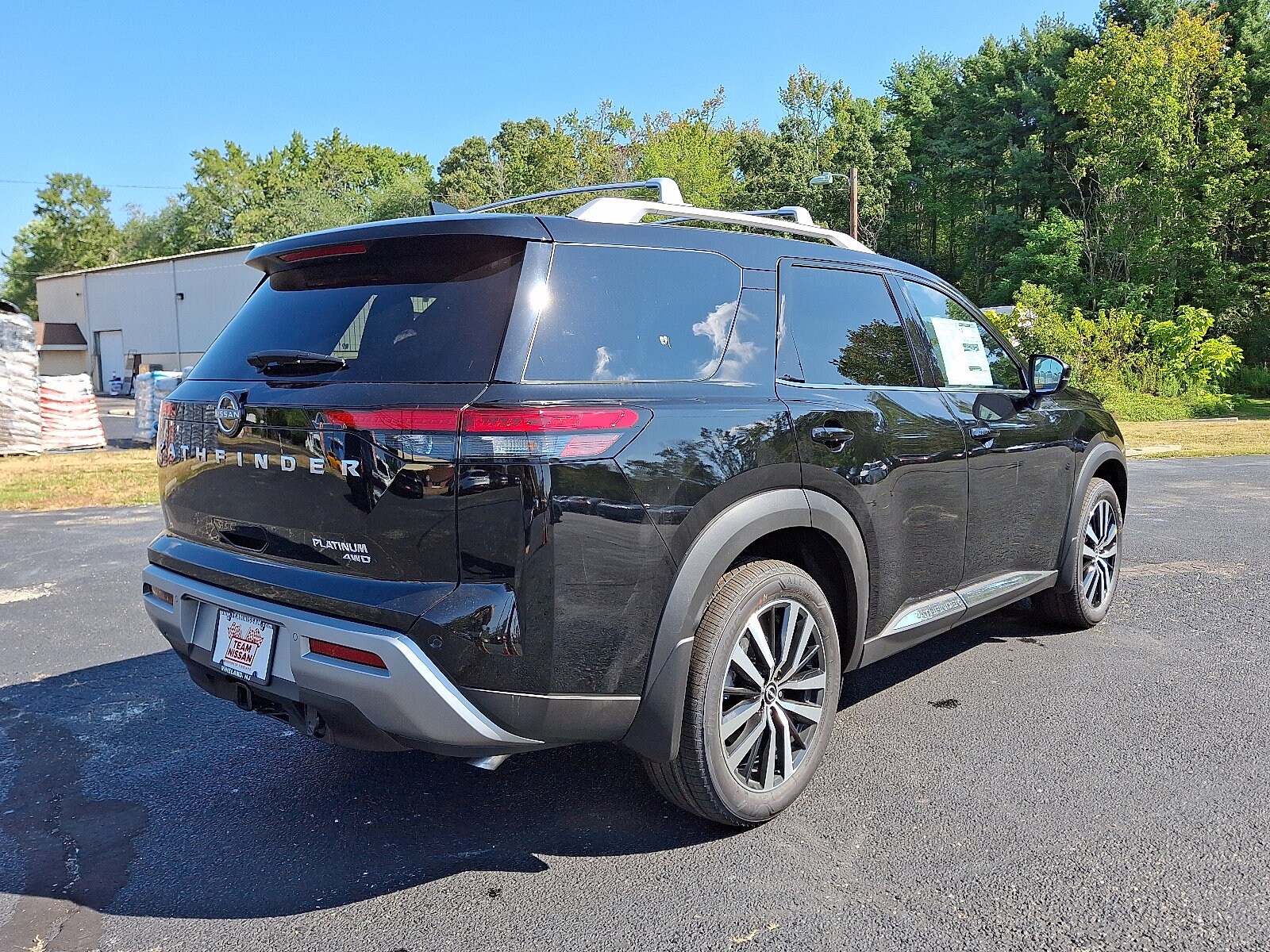 2025 Nissan Pathfinder Platinum photo 2