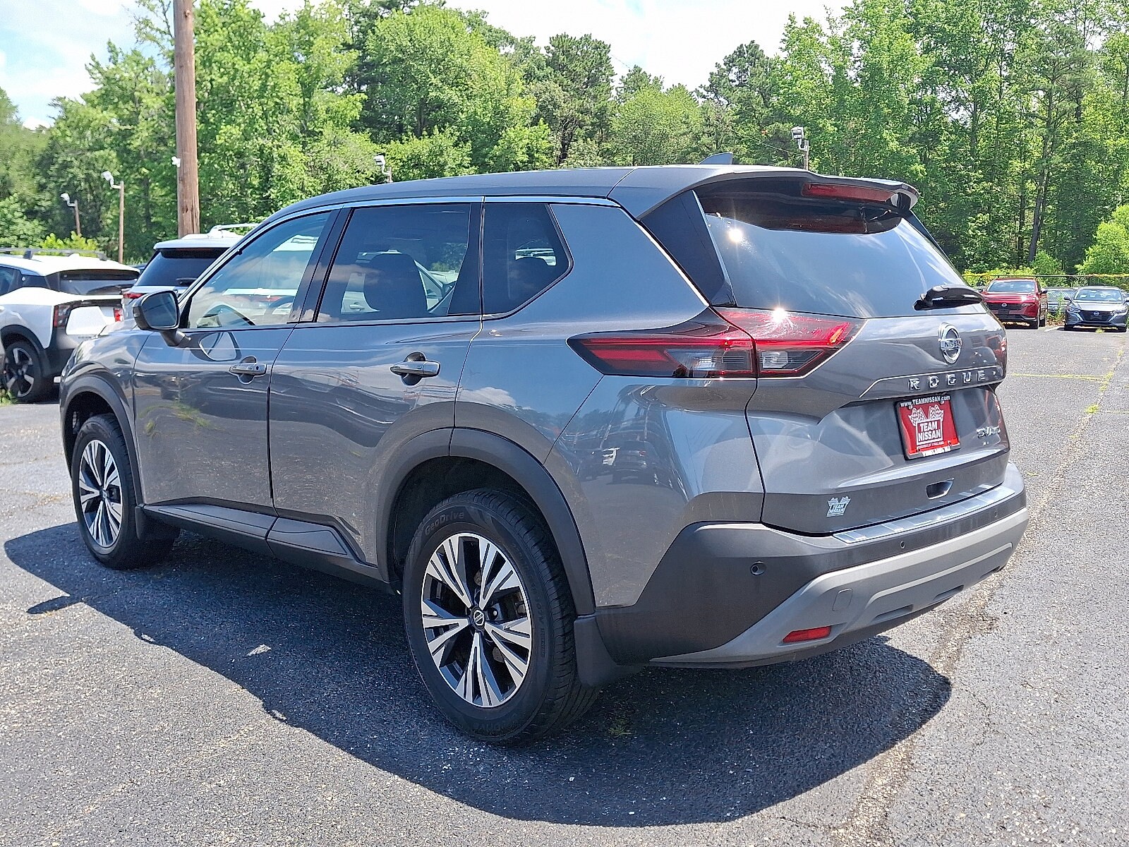 2021 Nissan Rogue SV photo 3