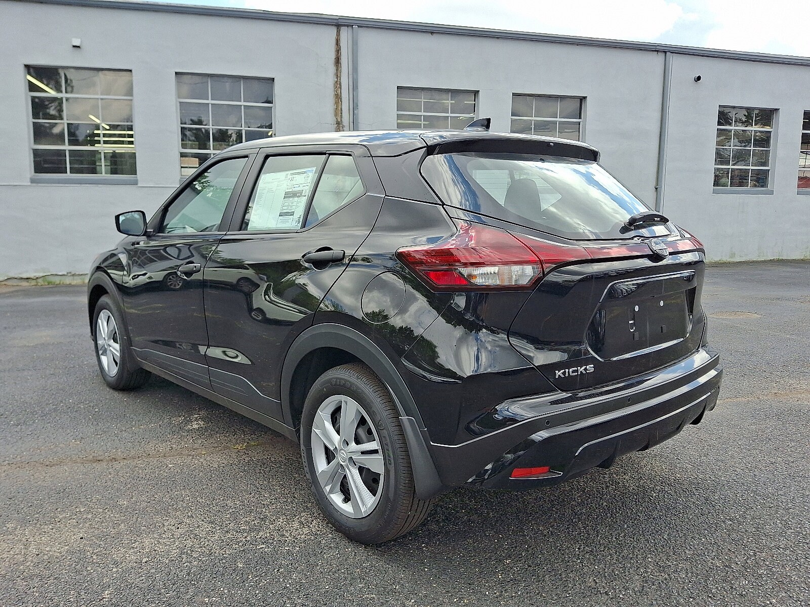 2025 Nissan Kicks Play S photo 2