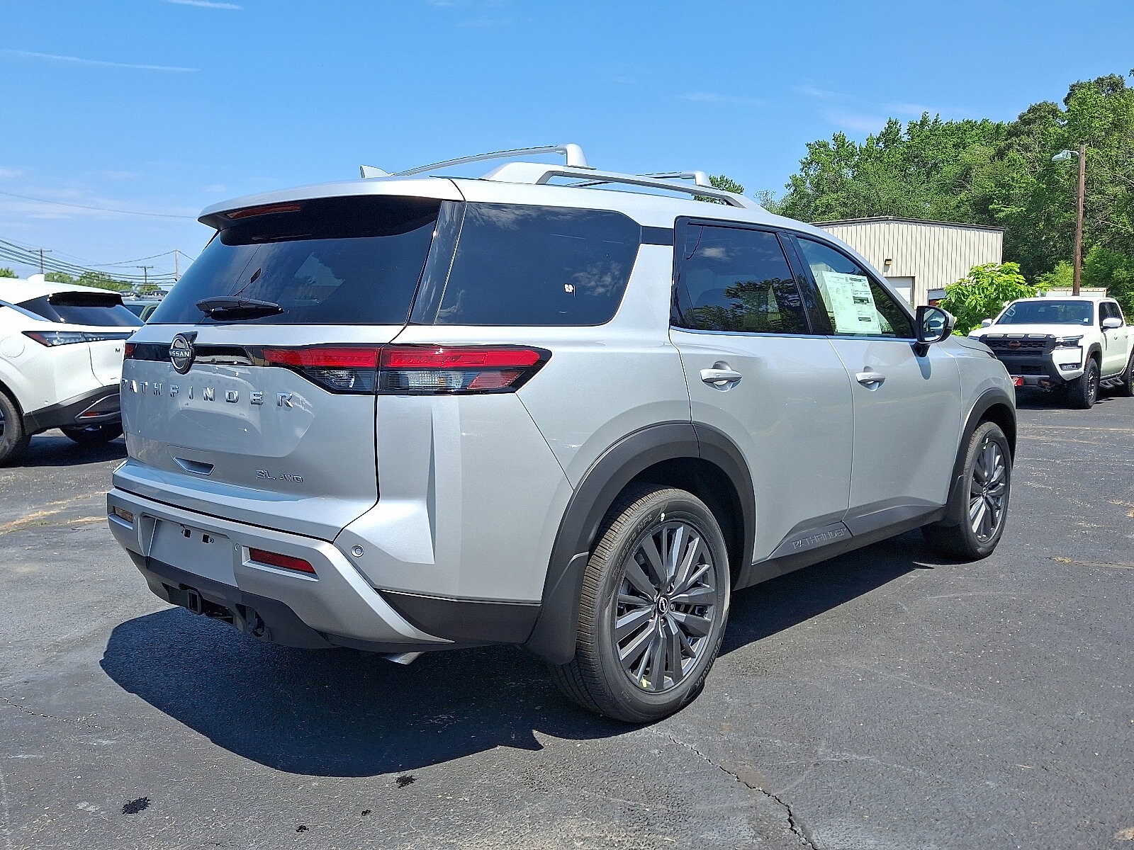 2025 Nissan Pathfinder SL photo 3