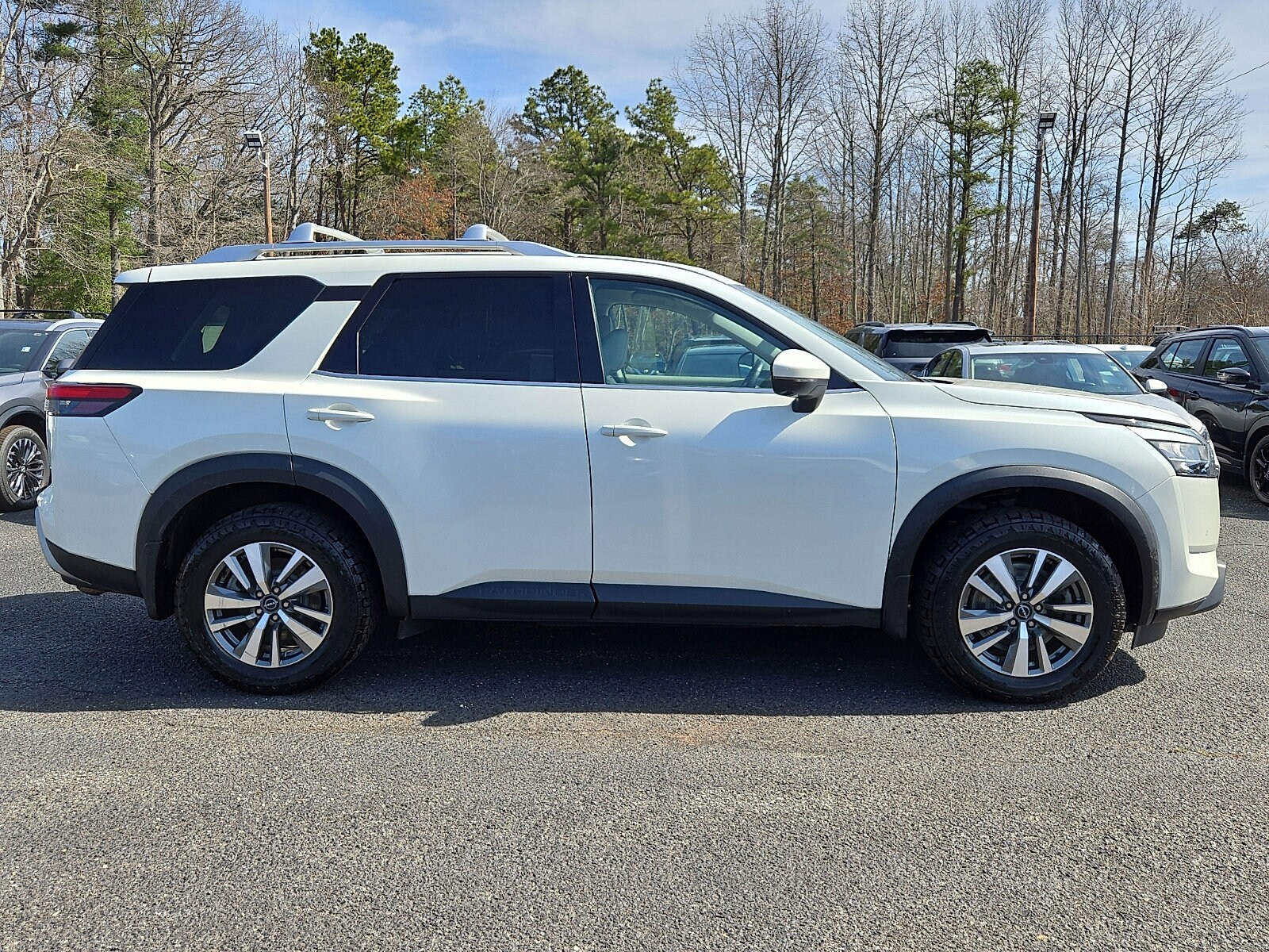 2023 Nissan Pathfinder SL photo 6