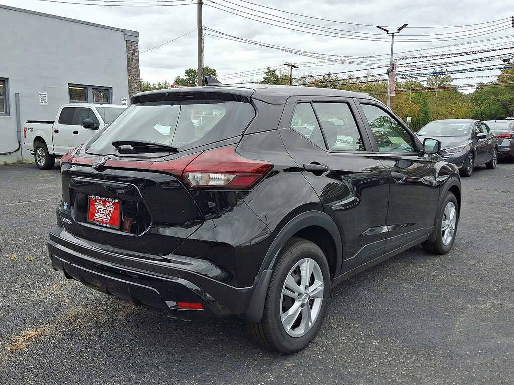 New 2025 Nissan Kicks Play S SUV