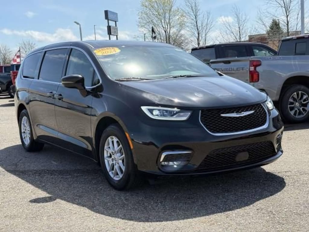 Used 2024 Chrysler Pacifica Touring L Van Passenger Van