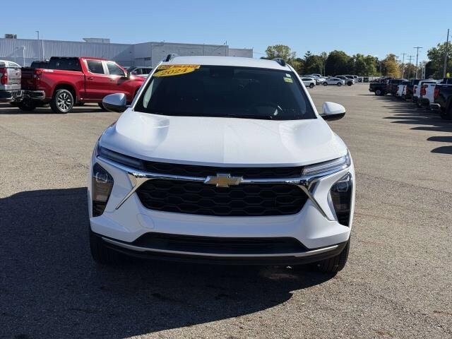 2024 Chevrolet Trax LT photo 3