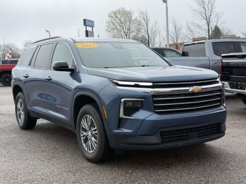 Used 2025 Chevrolet Traverse LT SUV