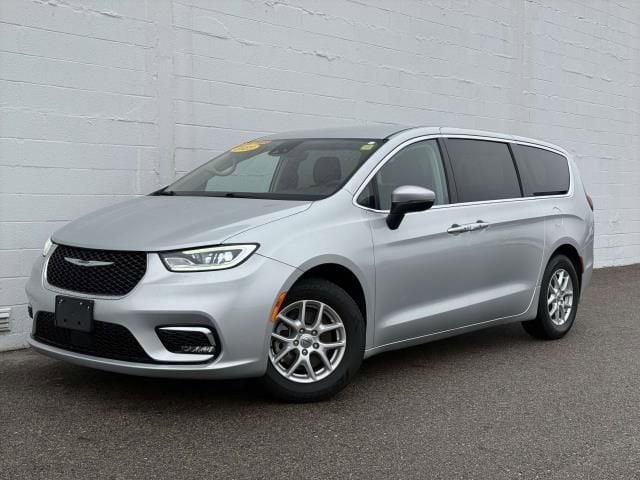 2023 Chrysler Pacifica Touring L's photo