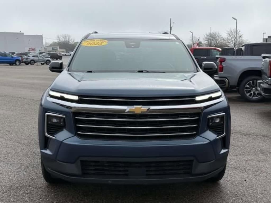 Used 2025 Chevrolet Traverse LT SUV