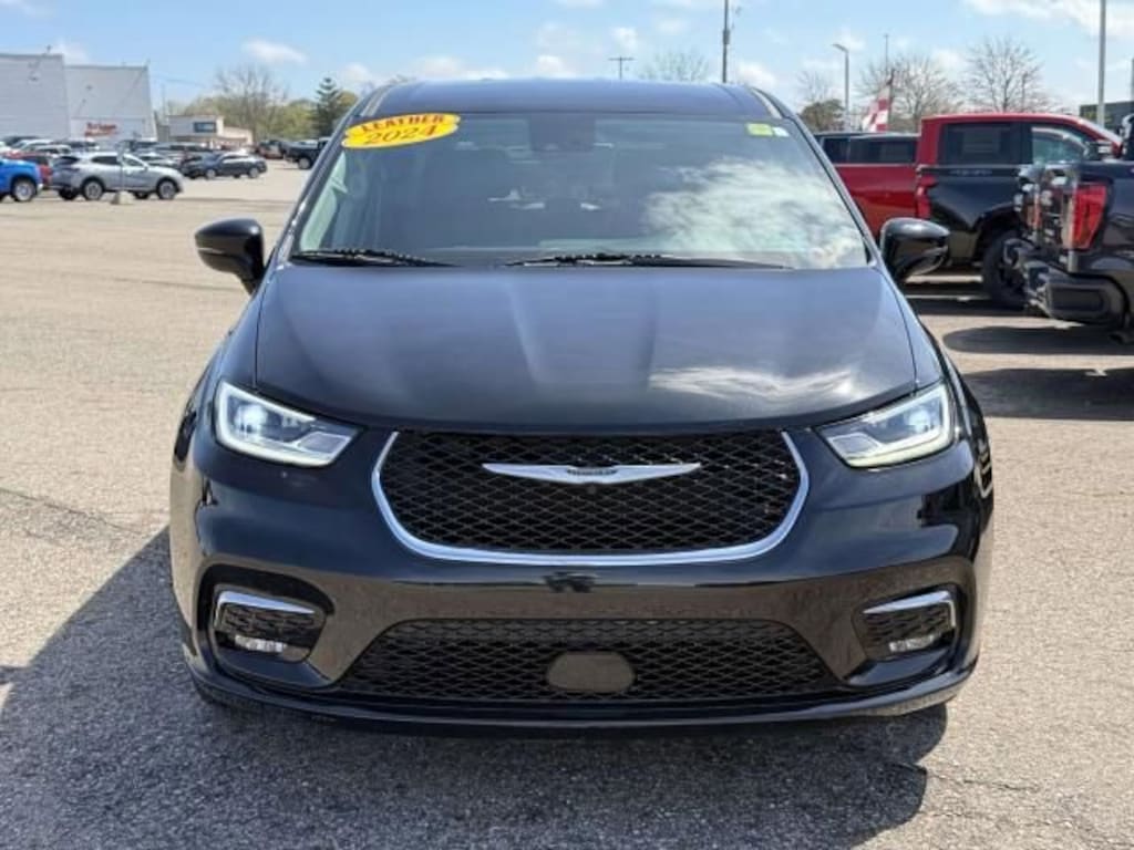 Used 2024 Chrysler Pacifica Touring L Van Passenger Van