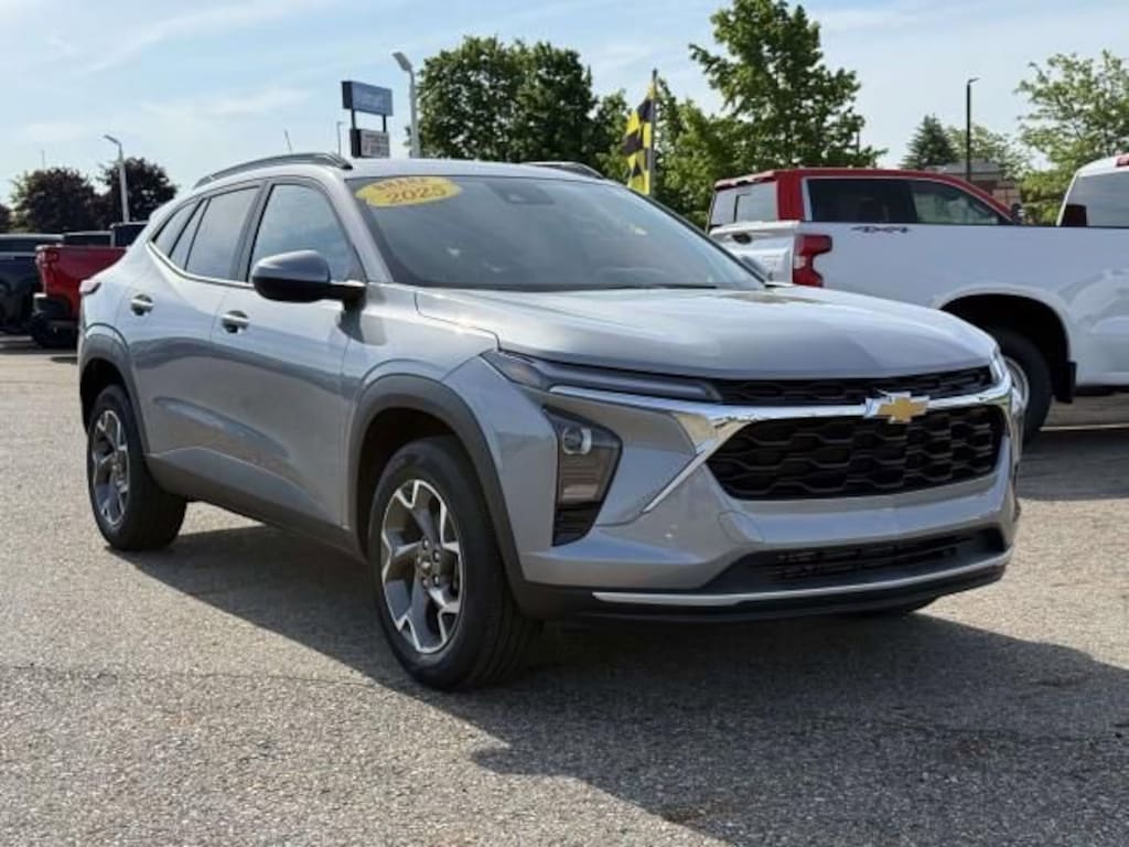 Used 2025 Chevrolet Trax LT SUV