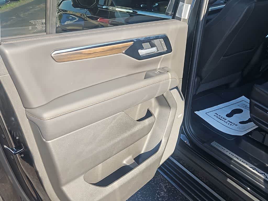 2026 Chevrolet Suburban High Country - Photo 18