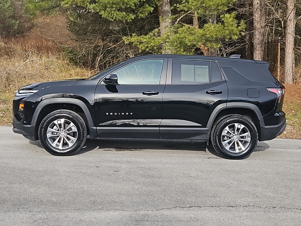 2025 Chevrolet Equinox LT photo 2