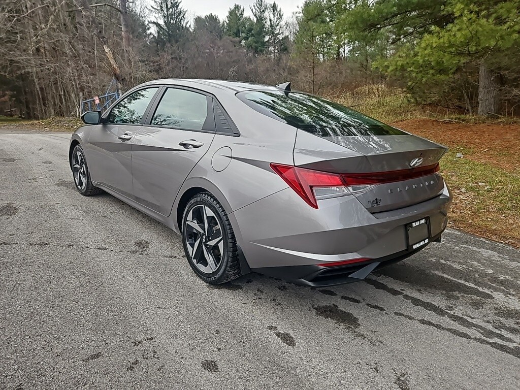 2023 Hyundai Elantra SEL photo 3