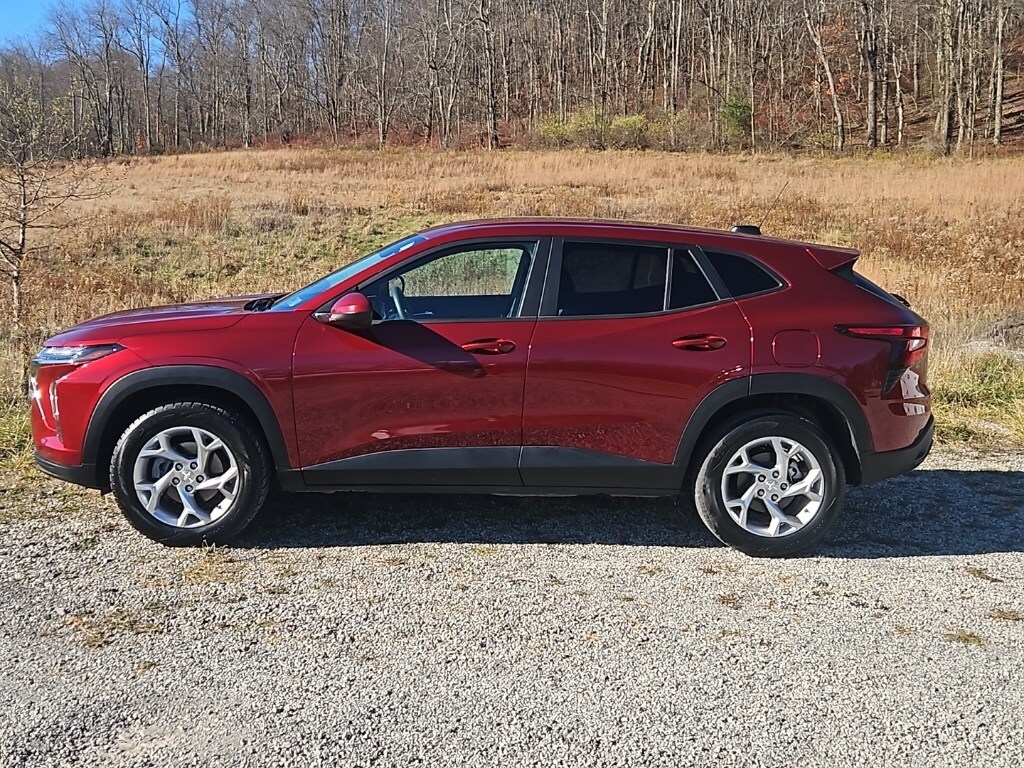 2024 Chevrolet Trax LS photo 2