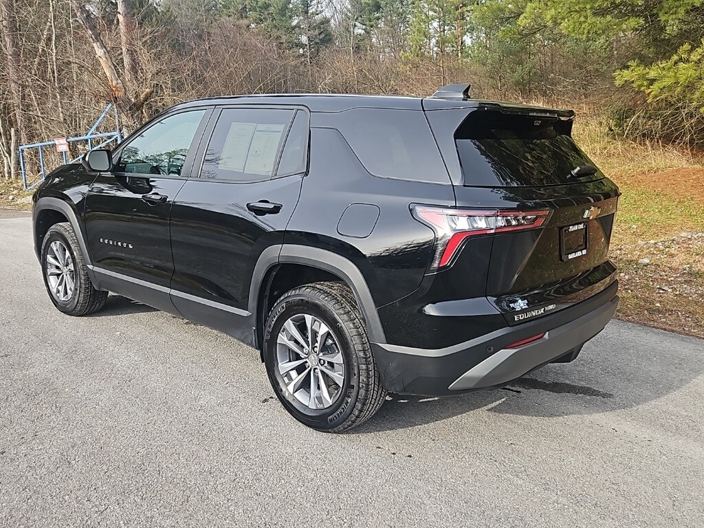 2025 Chevrolet Equinox LT photo 3