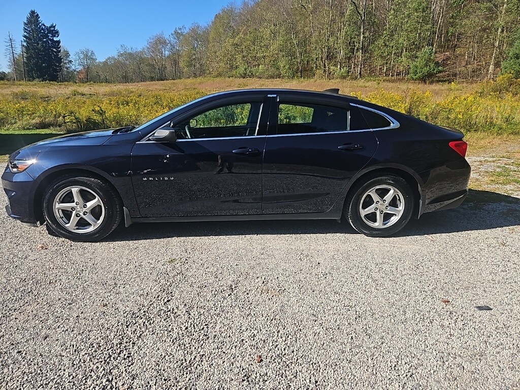 2018 Chevrolet Malibu photo 2