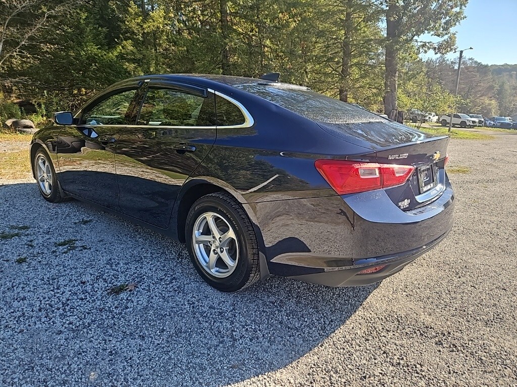 2018 Chevrolet Malibu photo 3