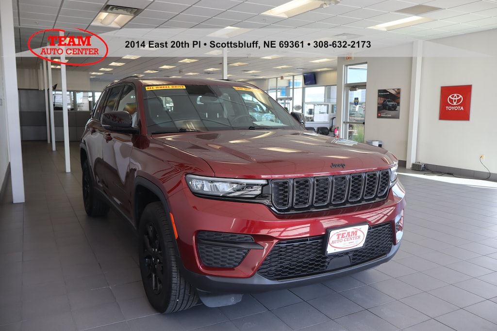 Used 2024 Jeep Grand Cherokee Altitude SUV