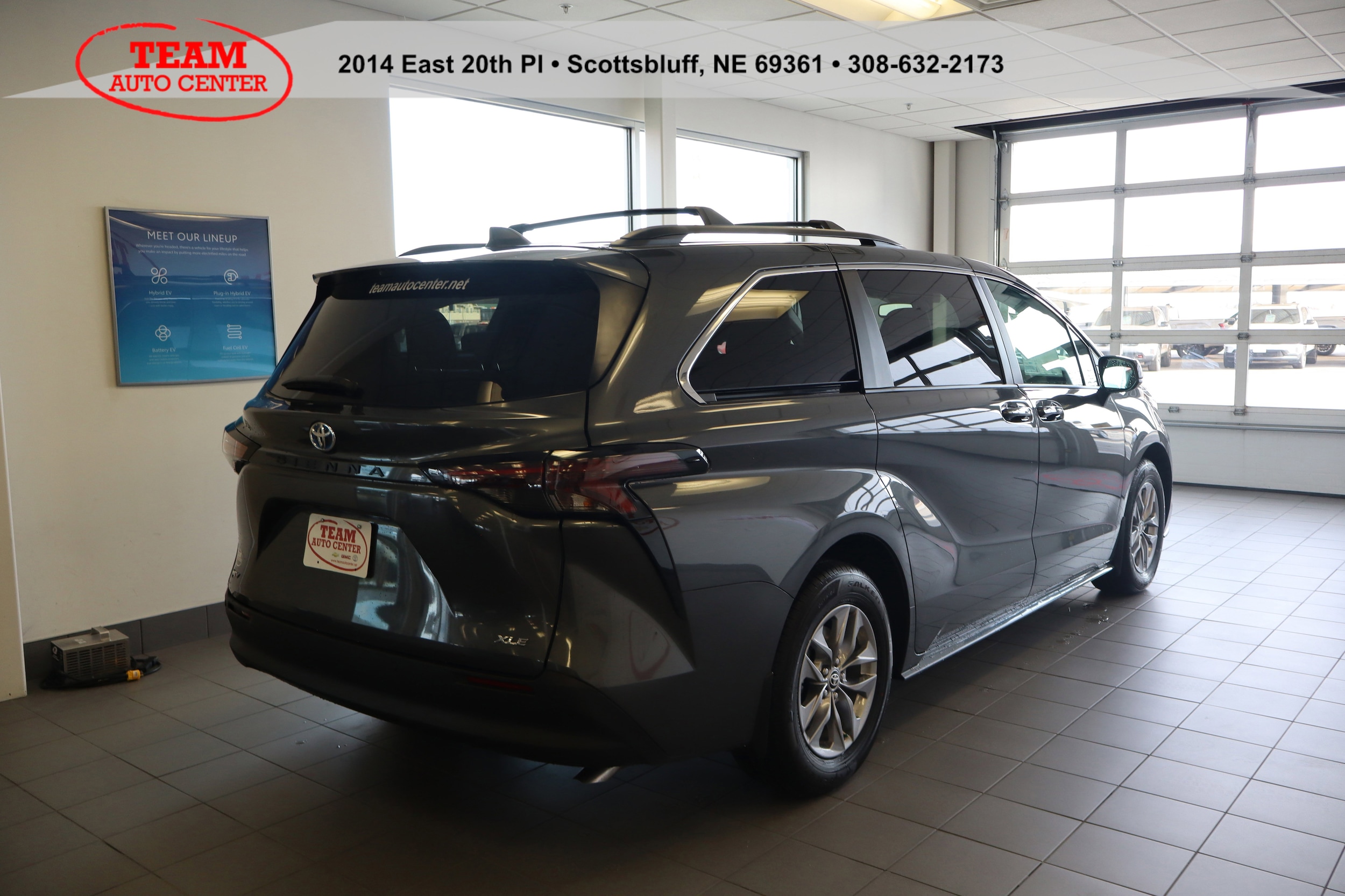 2025 Toyota Sienna XLE - Photo 12