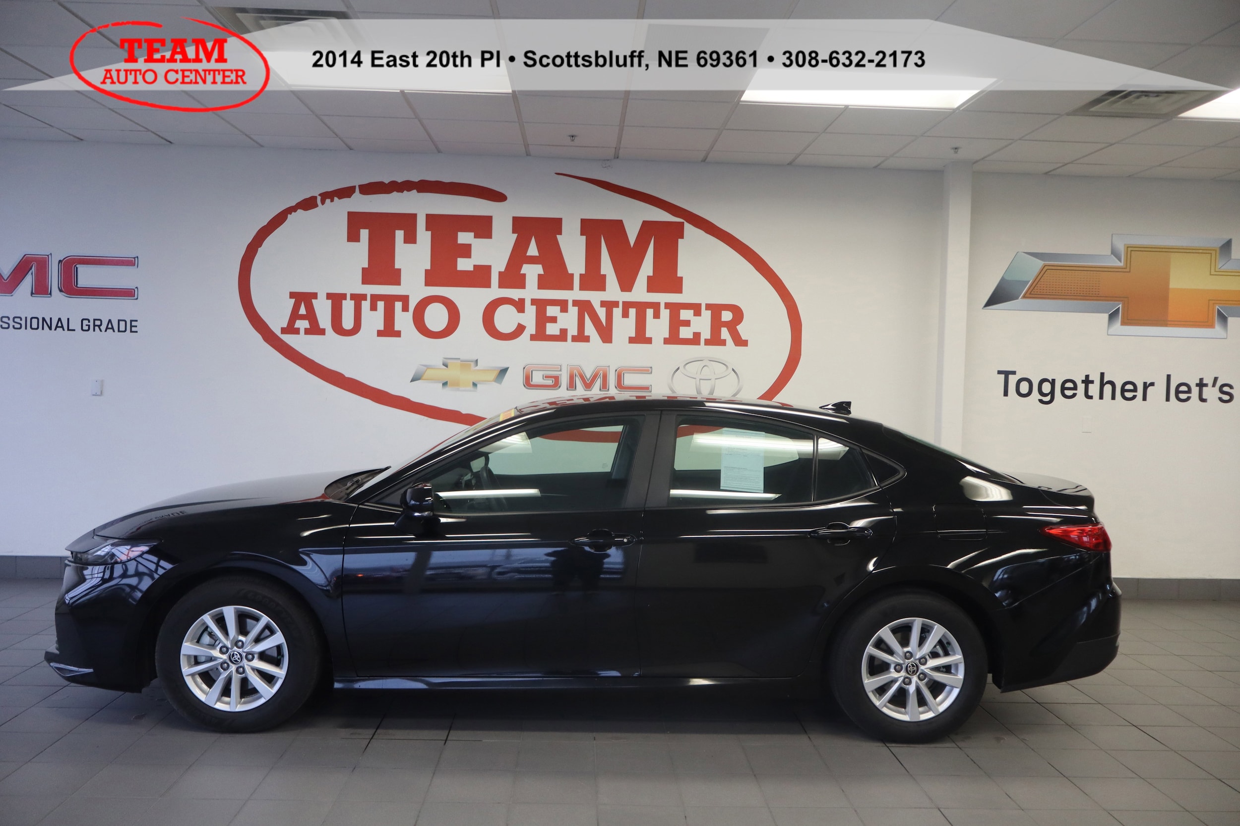 2025 Toyota Camry SE's photo