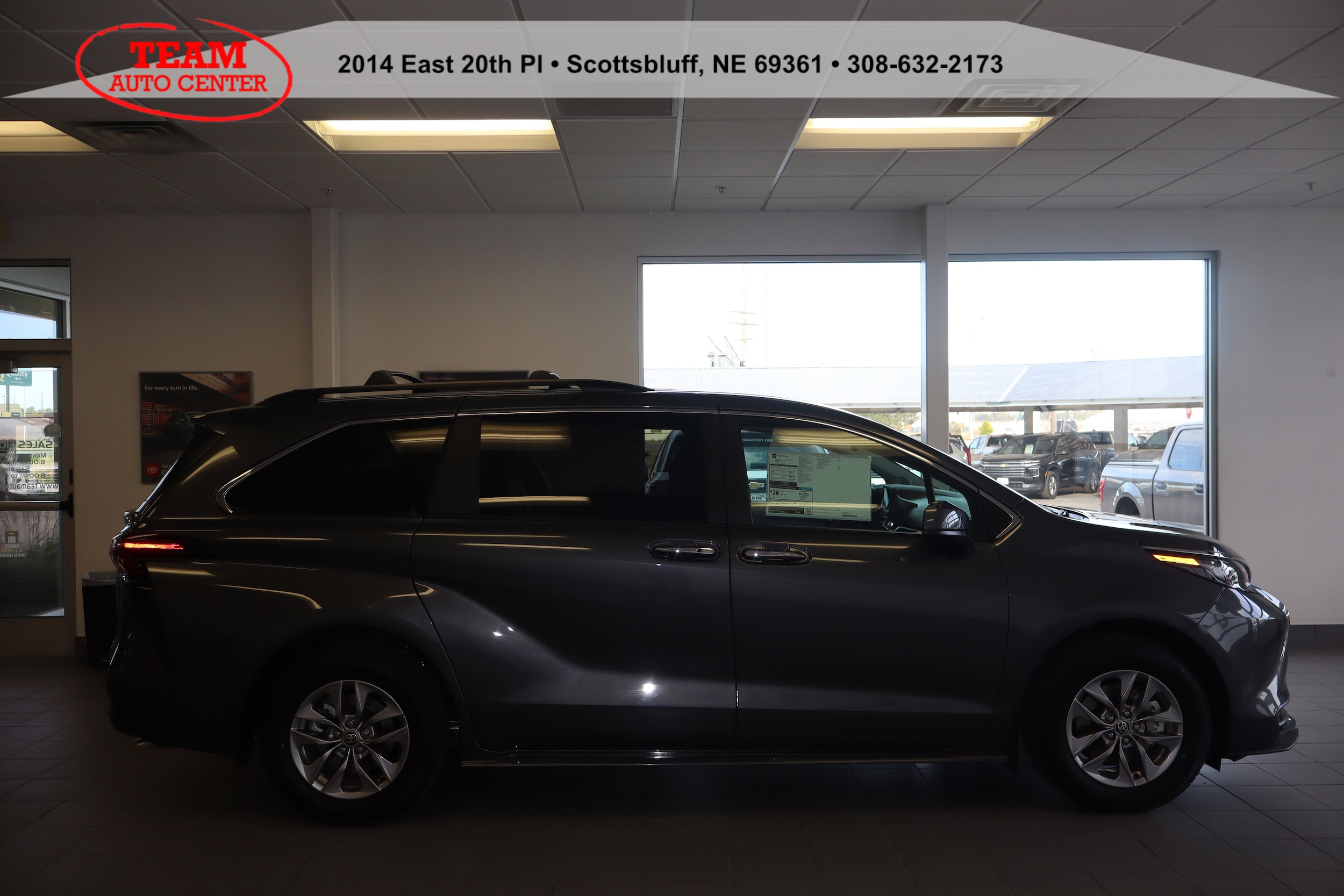 2025 Toyota Sienna XLE's photo