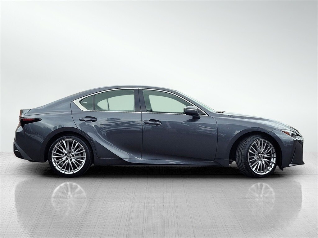 2022 Lexus IS 300 photo 3