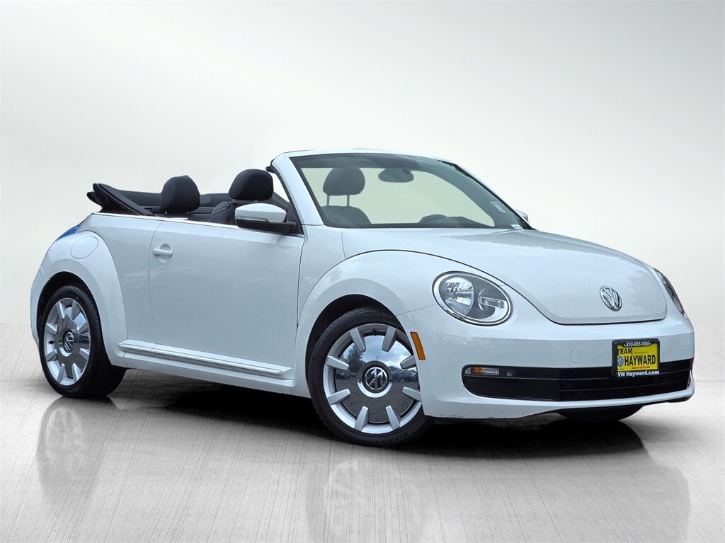 2013 Volkswagen Beetle 2.5L Convertible photo 2