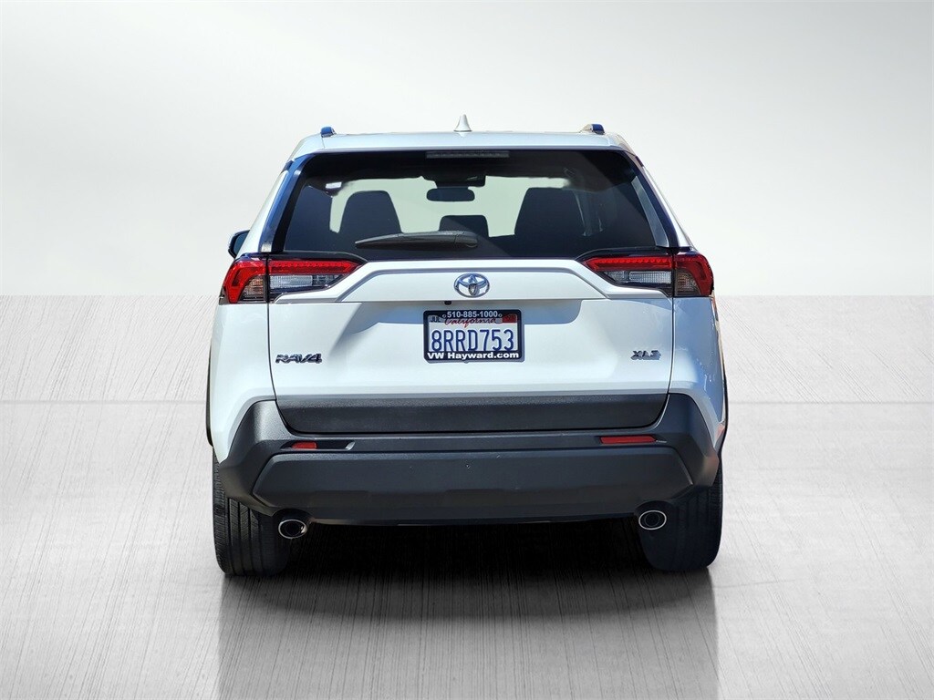 2020 Toyota RAV4 XLE Premium photo 5