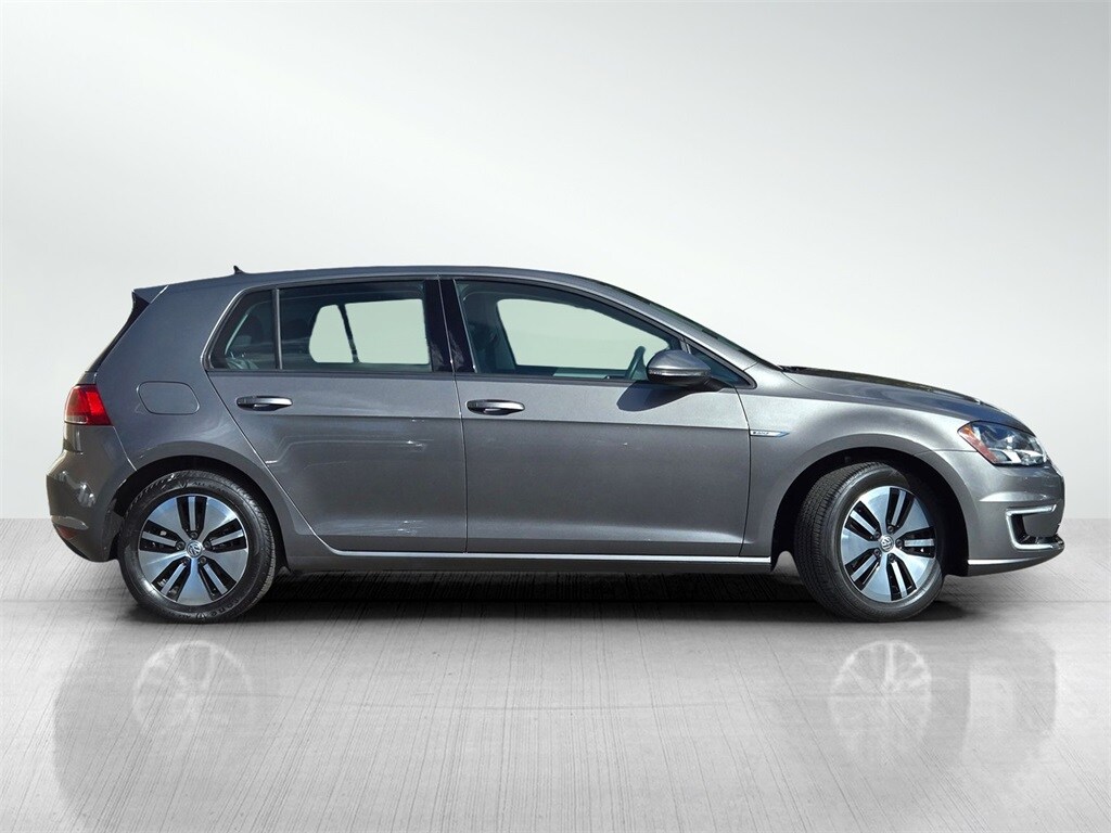 2016 Volkswagen e-Golf SE photo 3