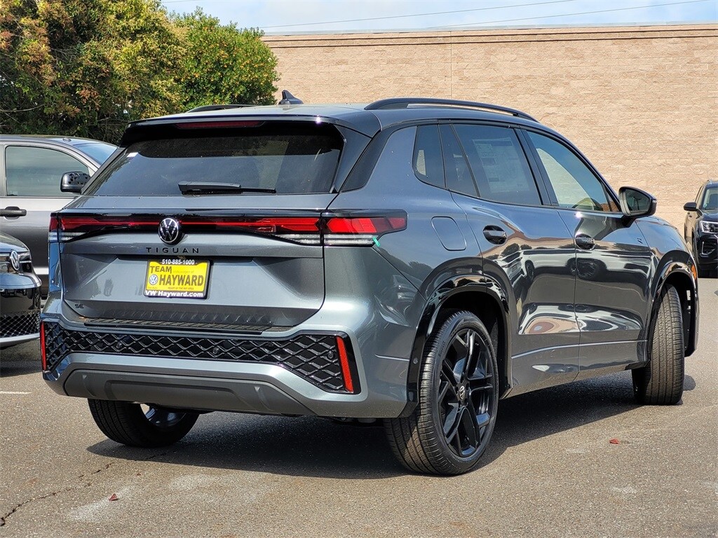 New 2025 Volkswagen Tiguan 2.0T SE R-Line Black SUV