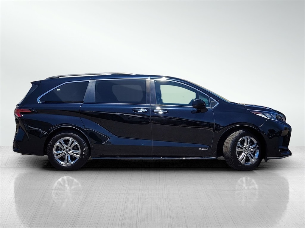 2021 Toyota Sienna XSE photo 3