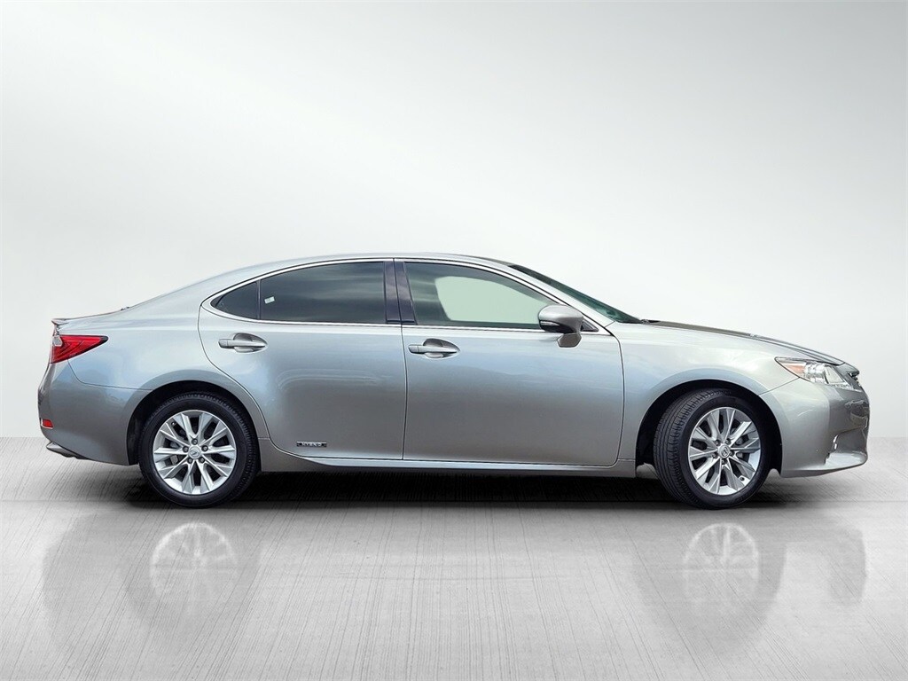 2015 Lexus ES 300h photo 3