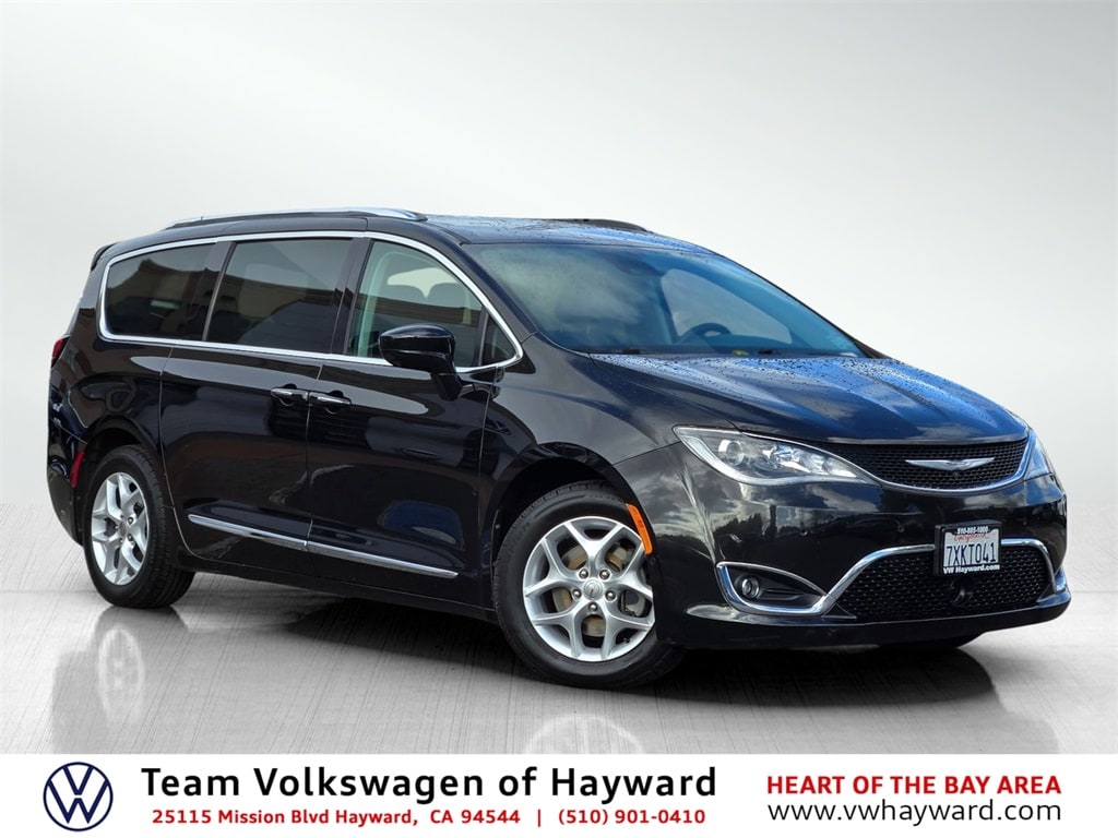 2017 Chrysler Pacifica Touring-L Plus's photo