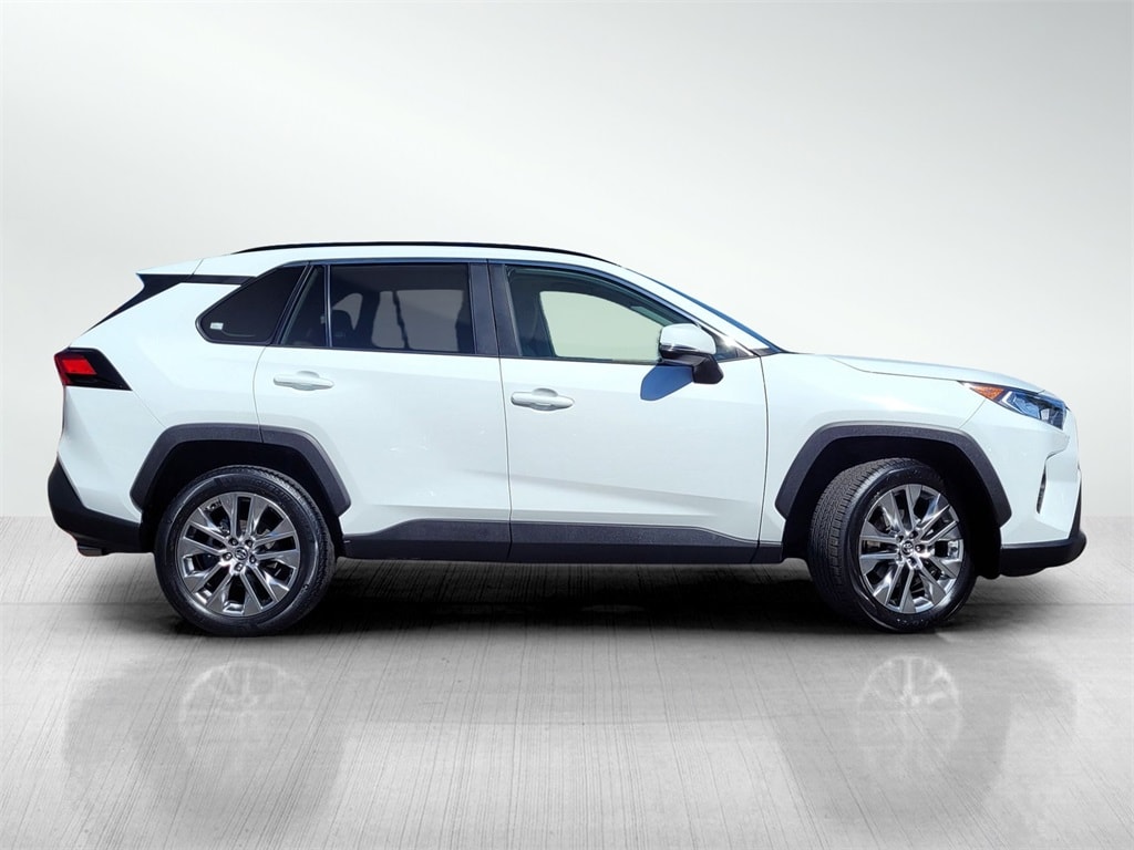 2020 Toyota RAV4 XLE Premium photo 3