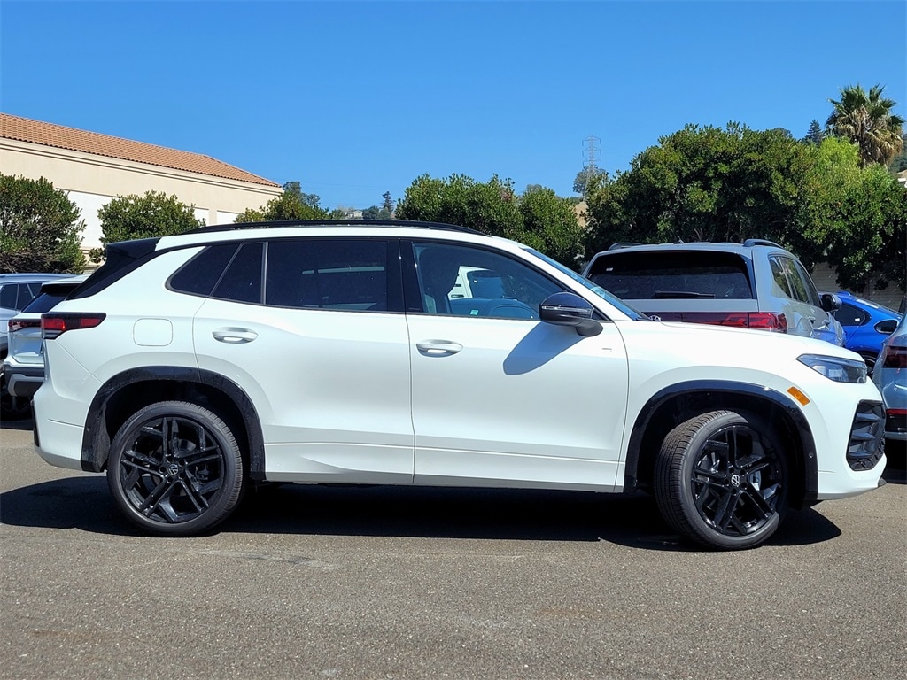 New 2025 Volkswagen Tiguan 2.0T SE R-Line Black SUV