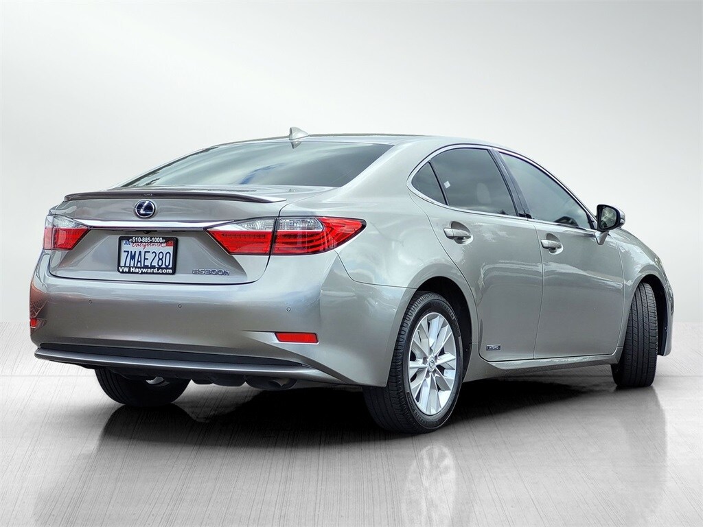 2015 Lexus ES 300h photo 4