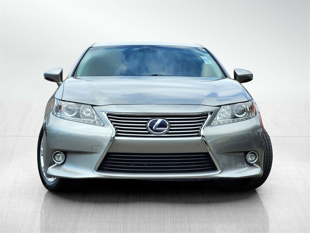 2015 Lexus ES 300h photo 2