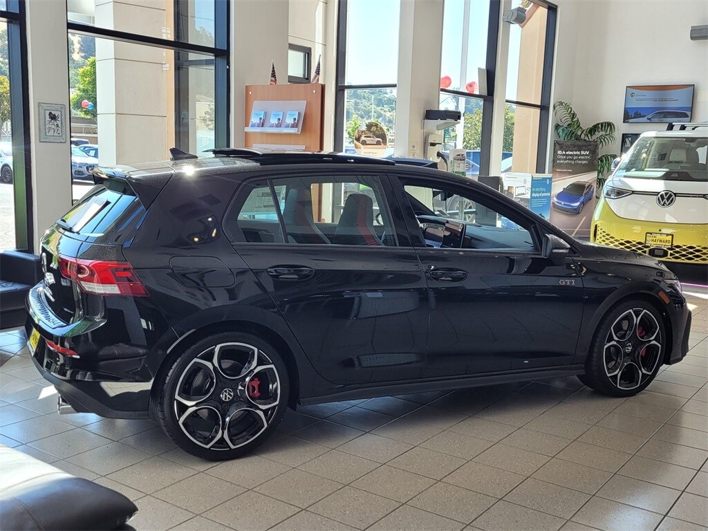 2025 Volkswagen Golf GTI Autobahn photo 2